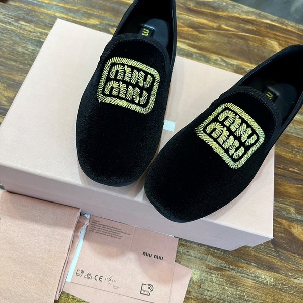 미우미우 24 SS 미우미우 로고 엠브로이드 소프트 벨벳 슬리퍼 로퍼 [매장가 156만원대]