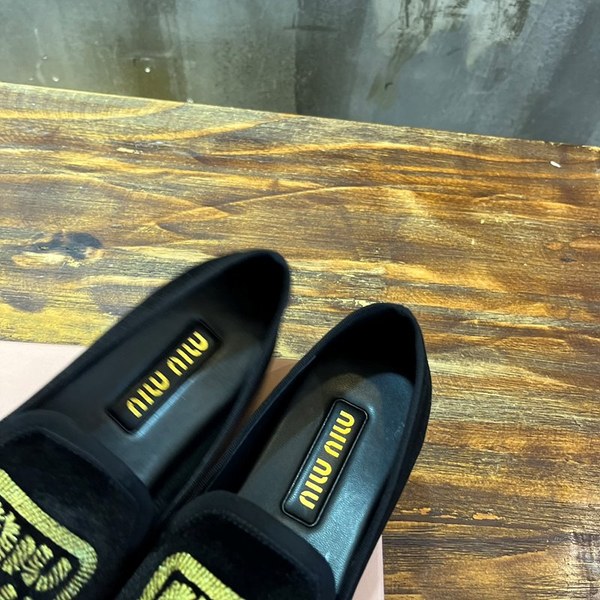 미우미우 24 SS 미우미우 로고 엠브로이드 소프트 벨벳 슬리퍼 로퍼 [매장가 156만원대]