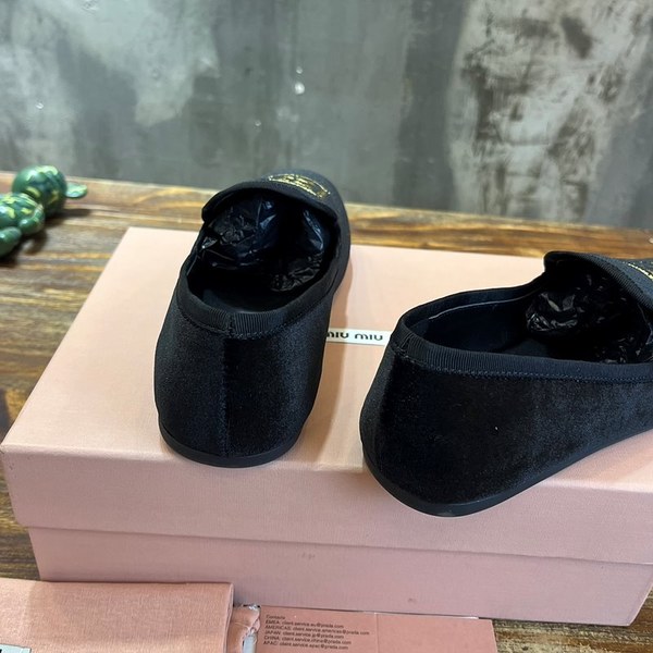 미우미우 24 SS 미우미우 로고 엠브로이드 소프트 벨벳 슬리퍼 로퍼 [매장가 156만원대]