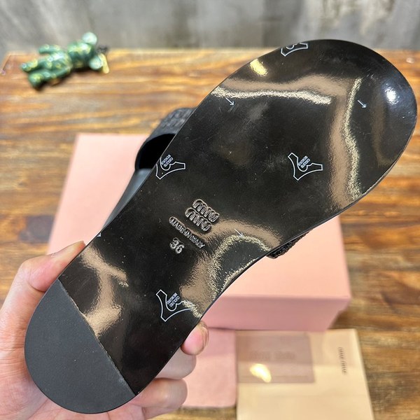 미우미우 라피아 효과 우븐 패브릭 슬라이드 [매장가125만원대]