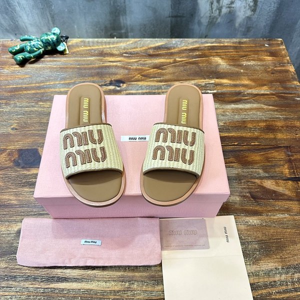 미우미우 라피아 효과 우븐 패브릭 슬라이드 [매장가 125만원대]