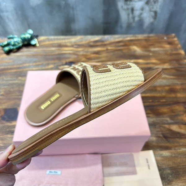 미우미우 라피아 효과 우븐 패브릭 슬라이드 [매장가 125만원대]