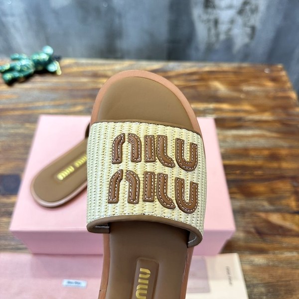 미우미우 라피아 효과 우븐 패브릭 슬라이드 [매장가 125만원대]