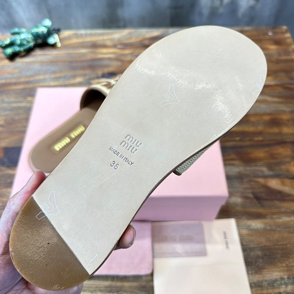 미우미우 라피아 효과 우븐 패브릭 슬라이드 [매장가 125만원대]