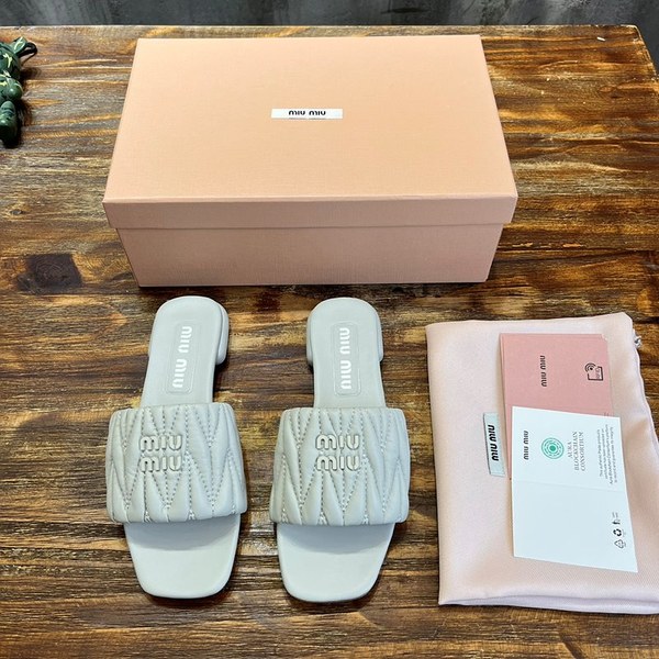 미우미우 마테라쎄 나파 가죽 슬라이드 [매장가 127만원대]