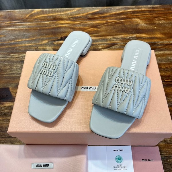 미우미우 마테라쎄 나파 가죽 슬라이드 [매장가 127만원대]