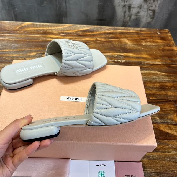 미우미우 마테라쎄 나파 가죽 슬라이드 [매장가 127만원대]