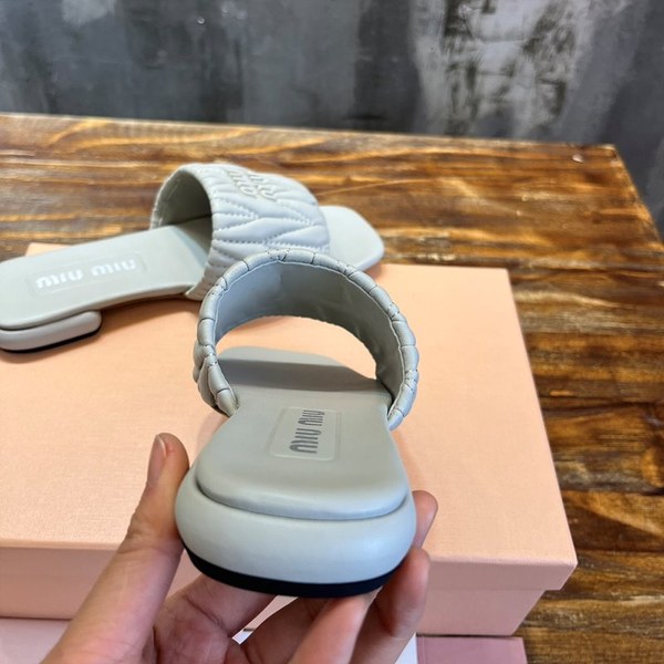 미우미우 마테라쎄 나파 가죽 슬라이드 [매장가 127만원대]