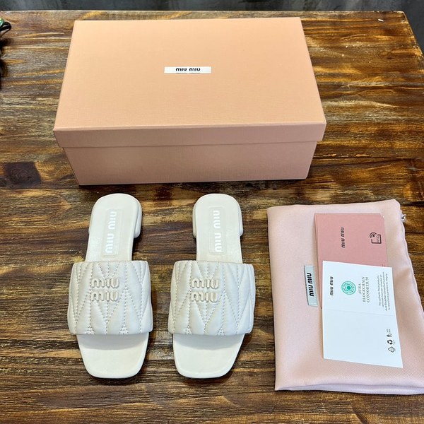 미우미우 마테라쎄 나파 가죽 슬라이드 [매장가 127만원대]