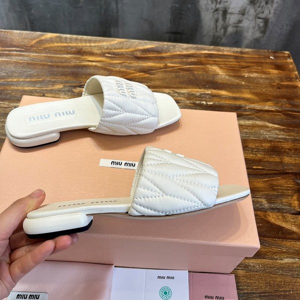미우미우 마테라쎄 나파 가죽 슬라이드 [매장가 127만원대]