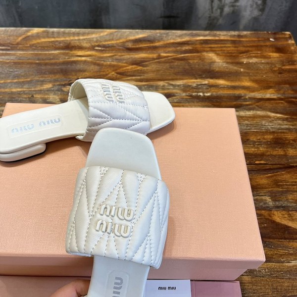 미우미우 마테라쎄 나파 가죽 슬라이드 [매장가 127만원대]