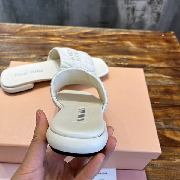 미우미우 마테라쎄 나파 가죽 슬라이드 [매장가 127만원대]