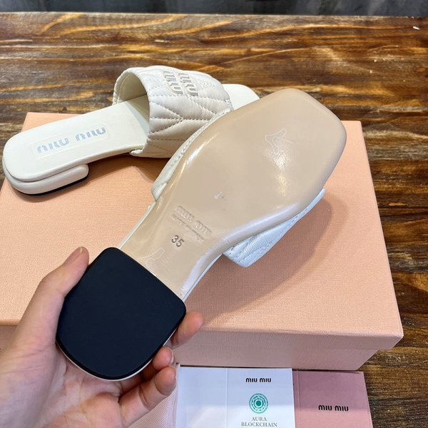 미우미우 마테라쎄 나파 가죽 슬라이드 [매장가 127만원대]