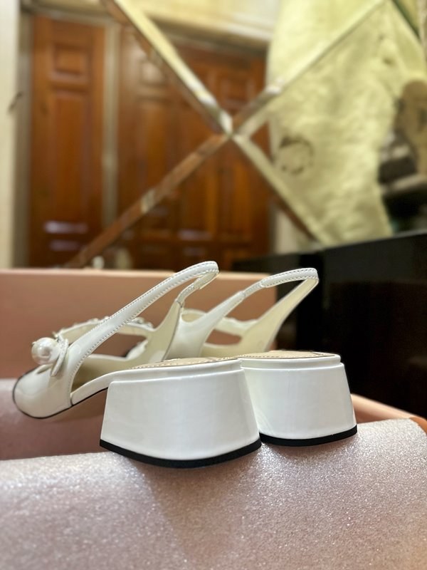 미우미우 페이턴트 가죽 펌프스 [매장가 136만원대]