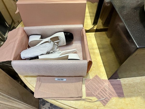 미우미우 페이턴트 가죽 펌프스 [매장가 136만원대]