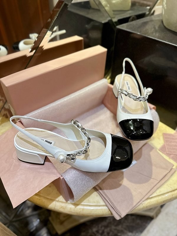 미우미우 페이턴트 가죽 펌프스 [매장가 136만원대]