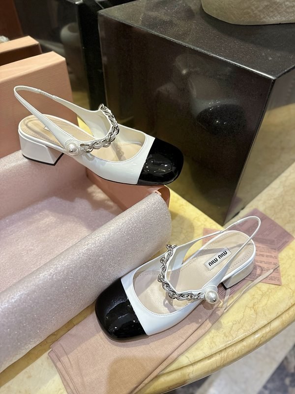 미우미우 페이턴트 가죽 펌프스 [매장가 136만원대]