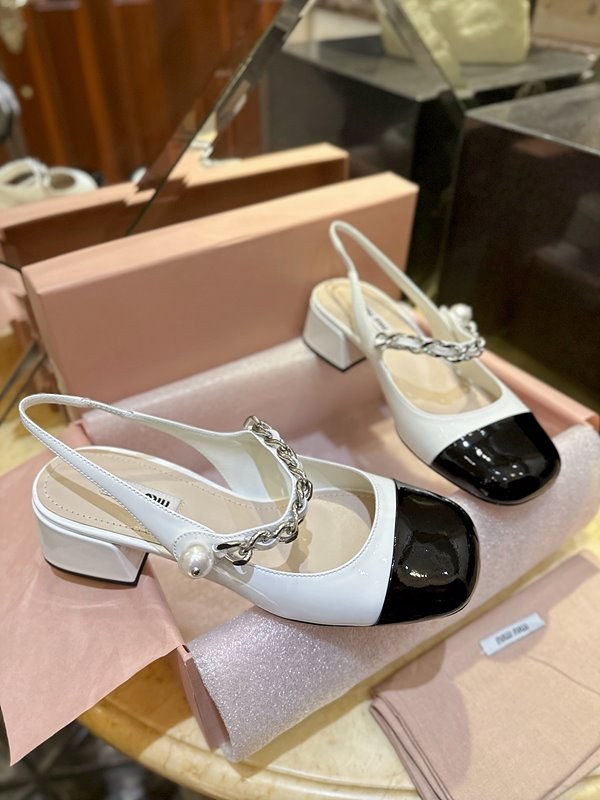 미우미우 페이턴트 가죽 펌프스 [매장가 136만원대]