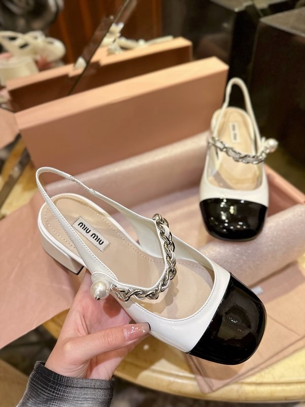 미우미우 페이턴트 가죽 펌프스 [매장가 136만원대]