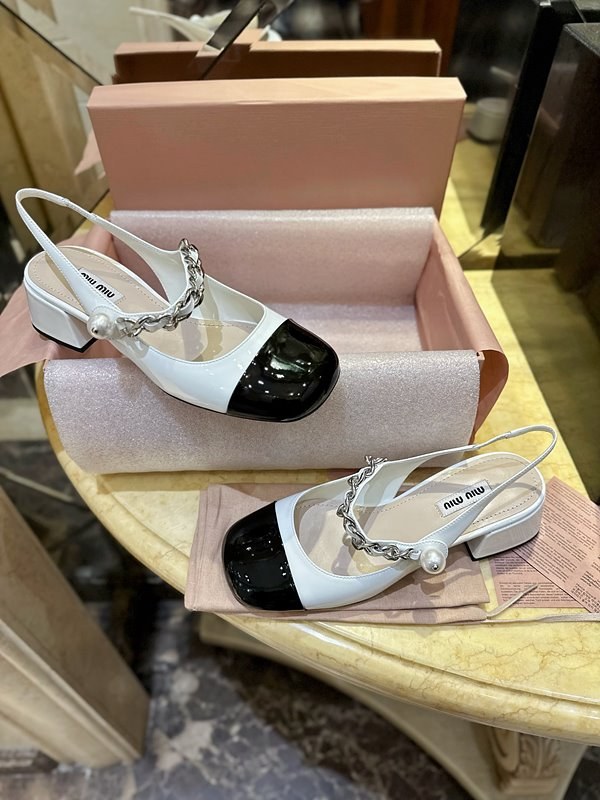 미우미우 페이턴트 가죽 펌프스 [매장가 136만원대]