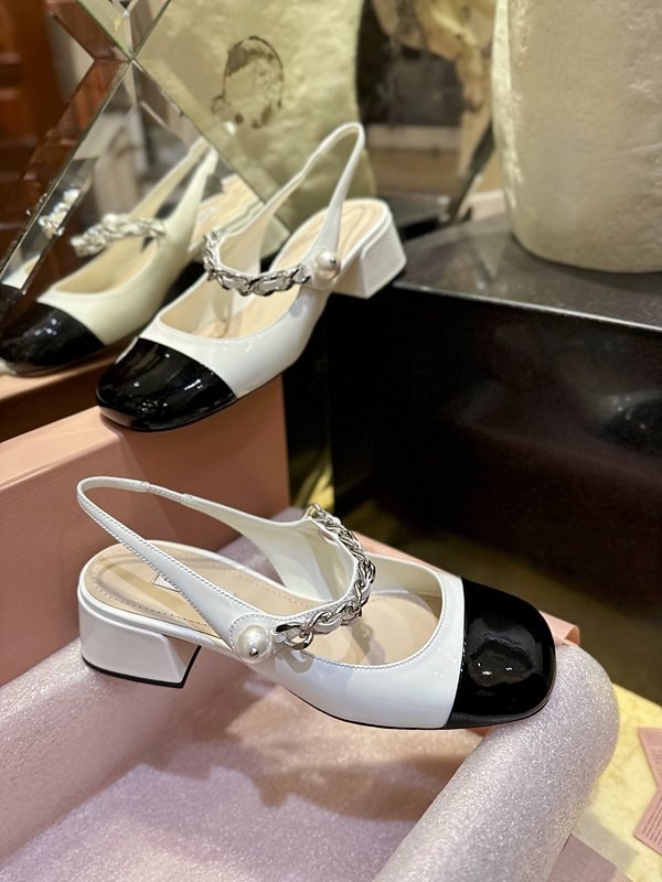 미우미우 페이턴트 가죽 펌프스 [매장가 136만원대]