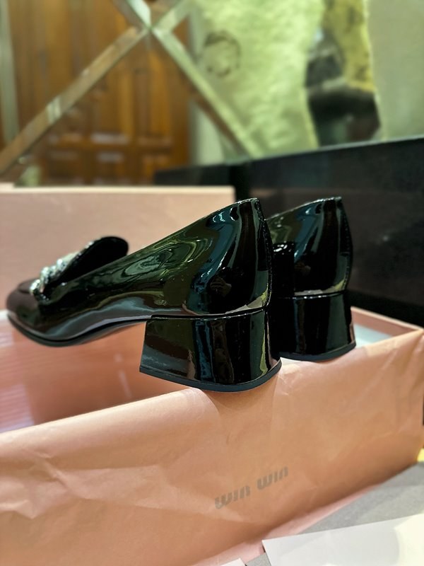 미우미우 페이던트 가죽 로퍼 [매장가 200만원대]