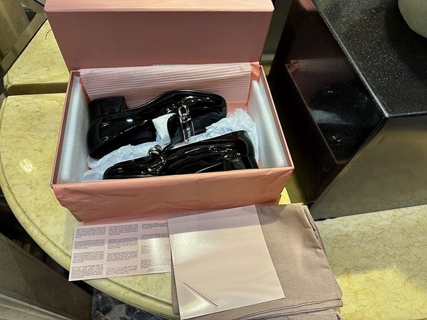 미우미우 페이던트 가죽 로퍼 [매장가 200만원대]