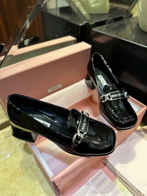 미우미우 페이던트 가죽 로퍼 [매장가 200만원대]