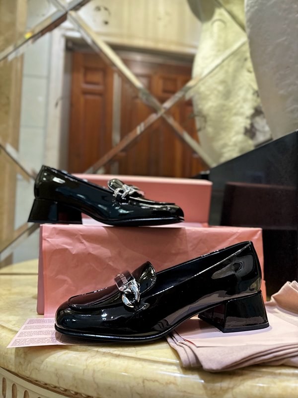 미우미우 페이던트 가죽 로퍼 [매장가 200만원대]