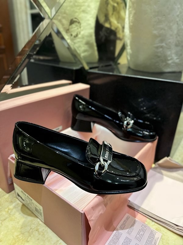 미우미우 페이던트 가죽 로퍼 [매장가 200만원대]