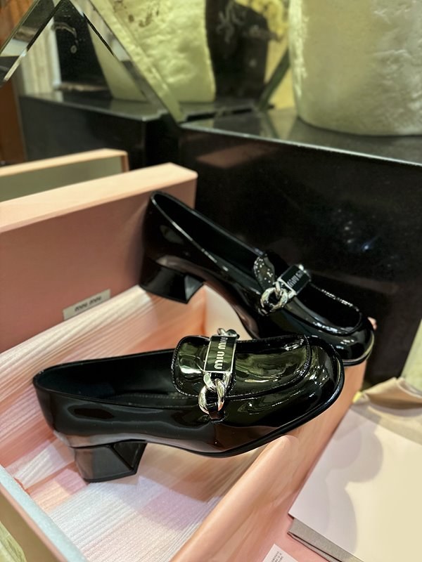 미우미우 페이던트 가죽 로퍼 [매장가 200만원대]