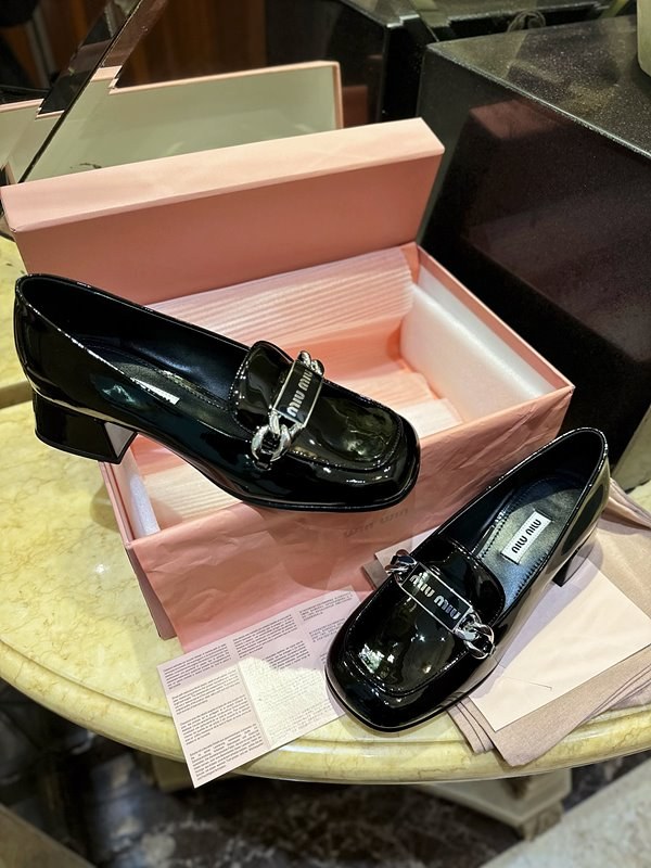 미우미우 페이던트 가죽 로퍼 [매장가 200만원대]