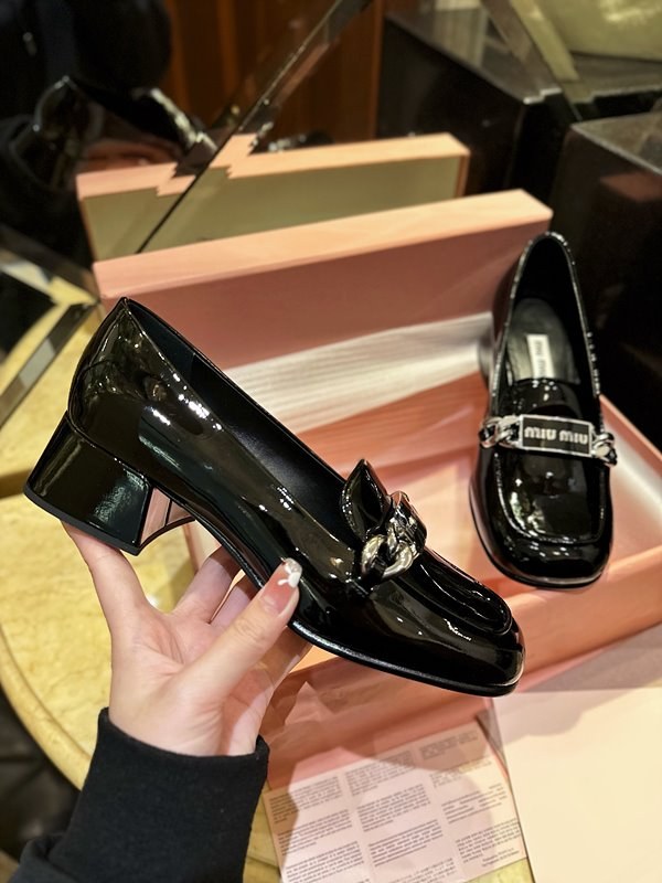 미우미우 페이던트 가죽 로퍼 [매장가 200만원대]