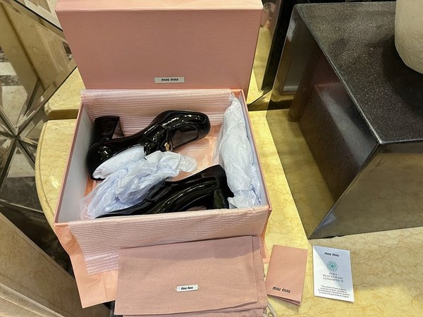 미우미우 위커 및 가죽 버킷백 [매장가 159만원대]