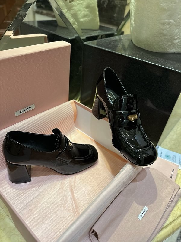 미우미우 위커 및 가죽 버킷백 [매장가 159만원대]