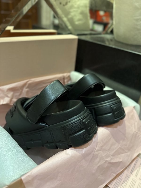 미우미우 스포티한 나파 가죽 샌들 [매장가 140만원대]