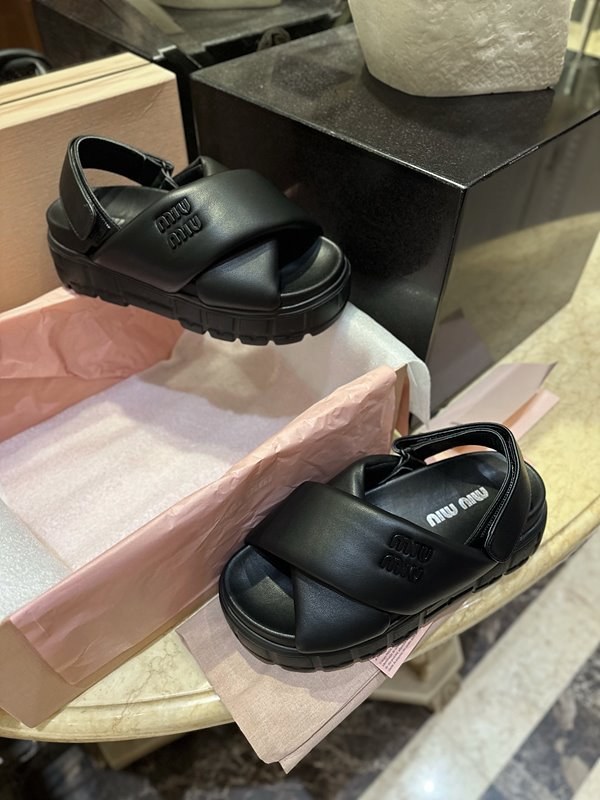 미우미우 스포티한 나파 가죽 샌들 [매장가 140만원대]