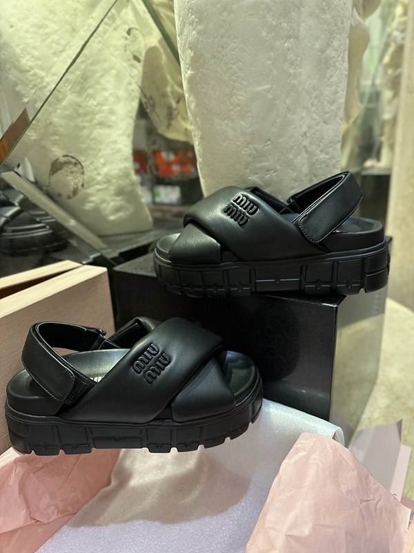 미우미우 스포티한 나파 가죽 샌들 [매장가 140만원대]