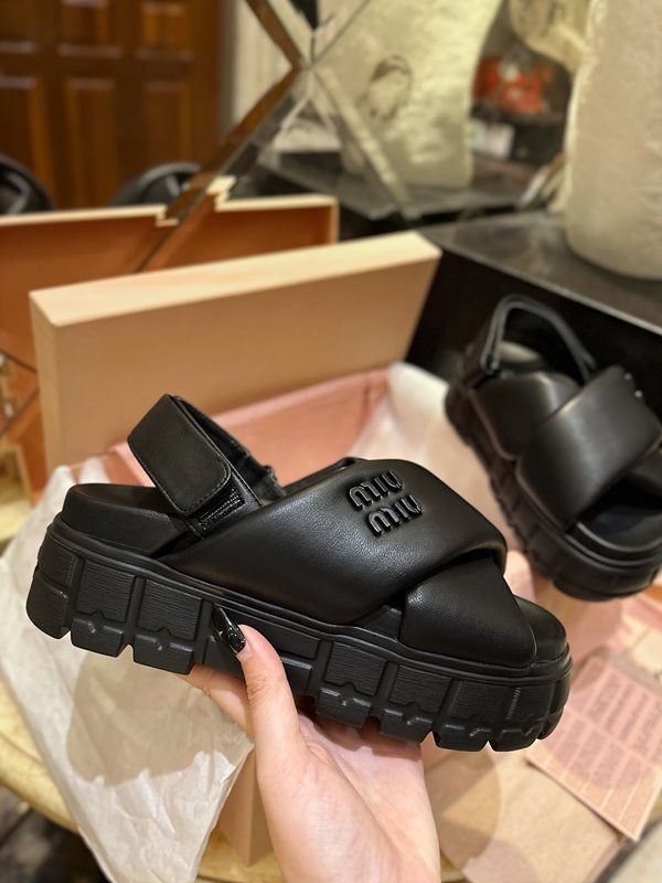 미우미우 스포티한 나파 가죽 샌들 [매장가 140만원대]