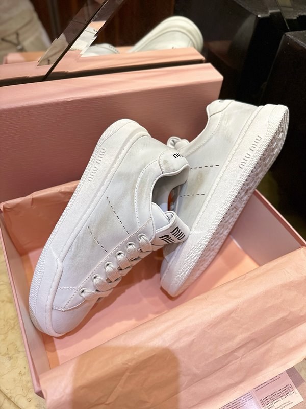 미우미우 블리치드 가죽 스니커즈 [매장가 130만원대]