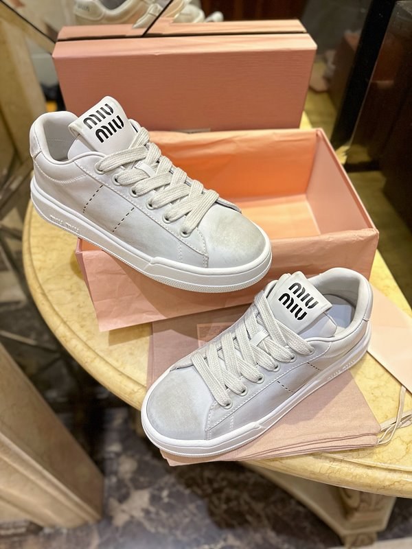 미우미우 블리치드 가죽 스니커즈 [매장가 130만원대]