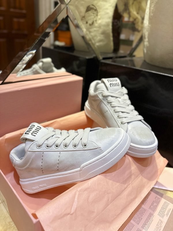 미우미우 블리치드 가죽 스니커즈 [매장가 130만원대]