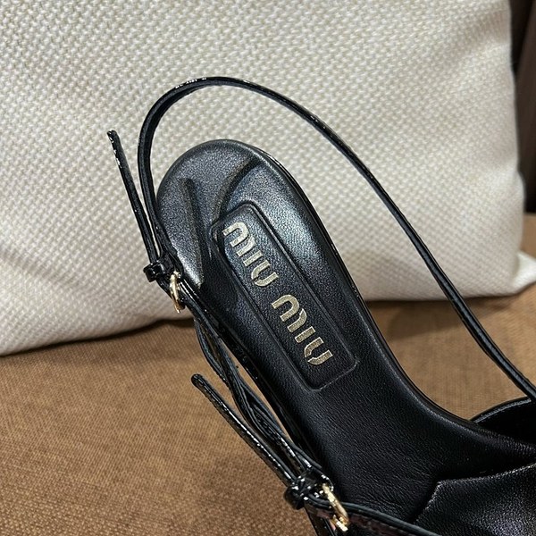 미우미우 버클 장식의 브러쉬드 가죽 슬링백 [매장가 170만원대]