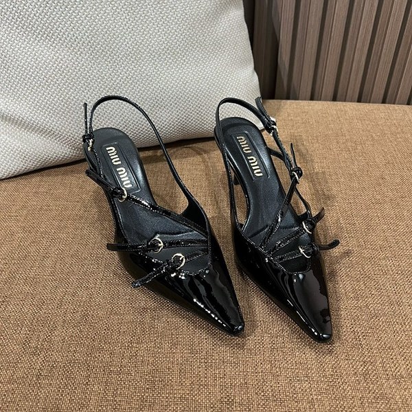 미우미우 버클 장식의 브러쉬드 가죽 슬링백 [매장가 170만원대]