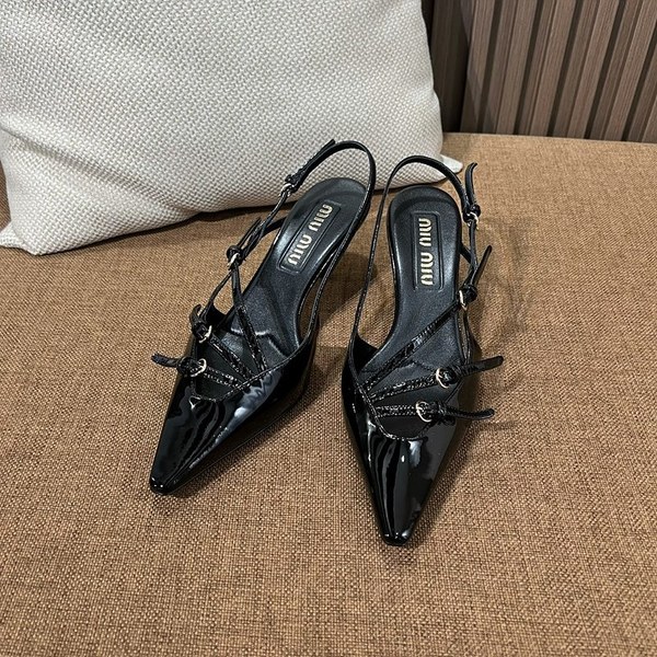 미우미우 버클 장식의 브러쉬드 가죽 슬링백 [매장가 170만원대]