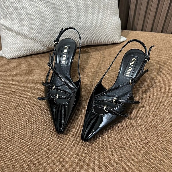 미우미우 버클 장식의 브러쉬드 가죽 슬링백 [매장가 170만원대]