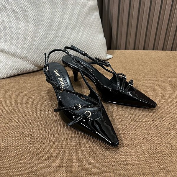 미우미우 버클 장식의 브러쉬드 가죽 슬링백 [매장가 170만원대]