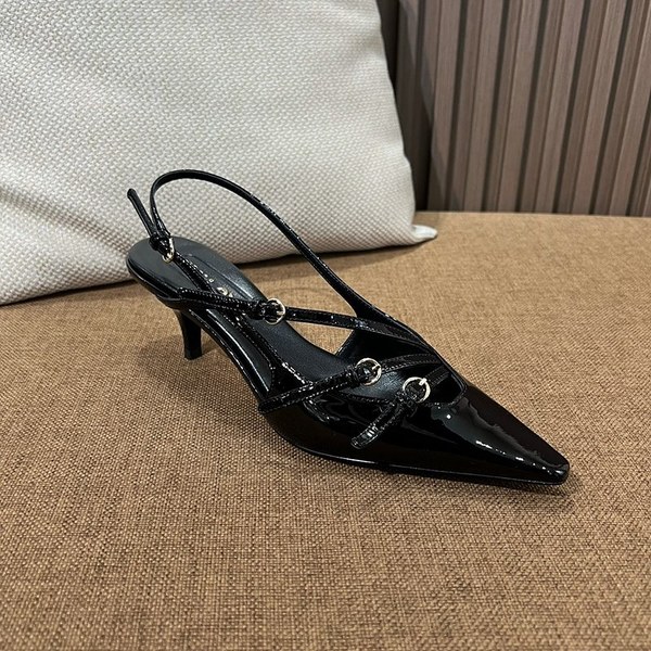 미우미우 버클 장식의 브러쉬드 가죽 슬링백 [매장가 170만원대]