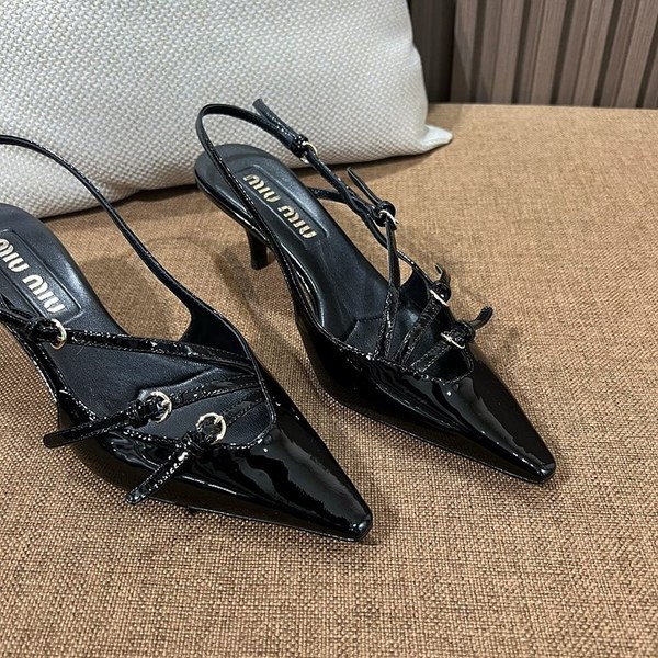 미우미우 버클 장식의 브러쉬드 가죽 슬링백 [매장가 170만원대]