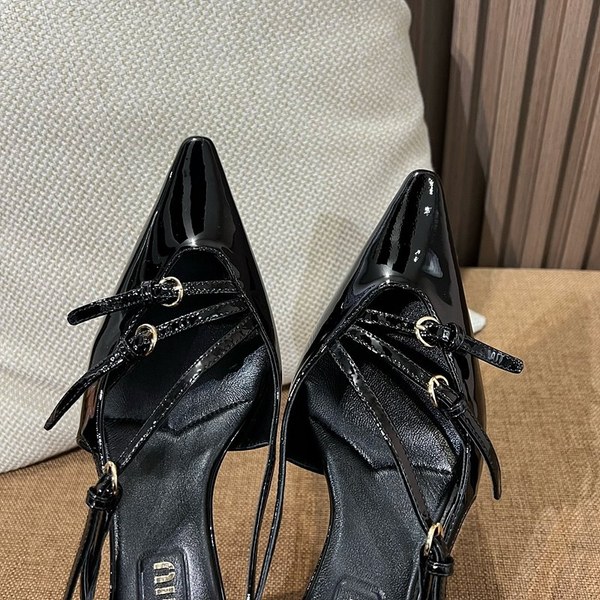 미우미우 버클 장식의 브러쉬드 가죽 슬링백 [매장가 170만원대]